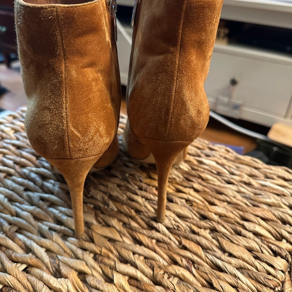 Gianvito Rossi Tan Suede Ankle Booties ~ Great condition.  Size 39 - Picture 6 of 10